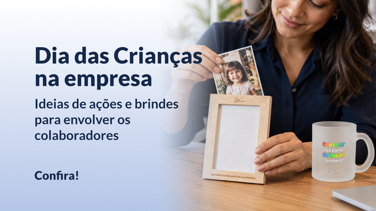 Colaboradora coloca uma foto de infância em um porta-retrato personalizado, ao lado de uma caneca, em uma ação de Dia das Crianças na empresa.